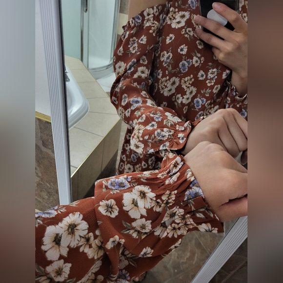 Cute cut-out cold shoulder long sleeves dress/ Robe épaules dénudé manche longue - Picture 4 of 10